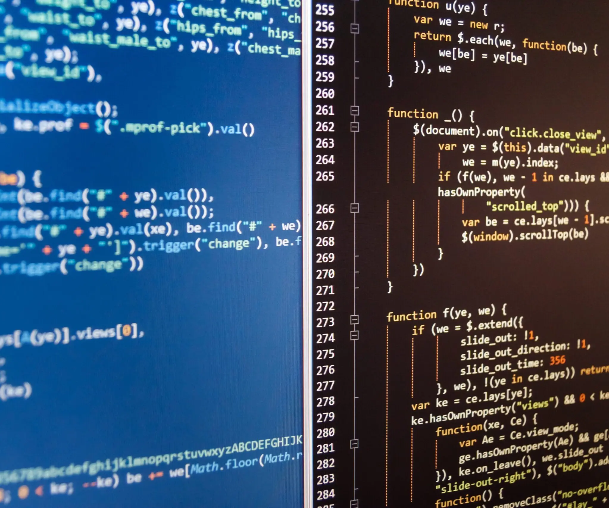 Nahaufnahme eines Bildschirms mit mehrspaltig angeordnetem Quellcode