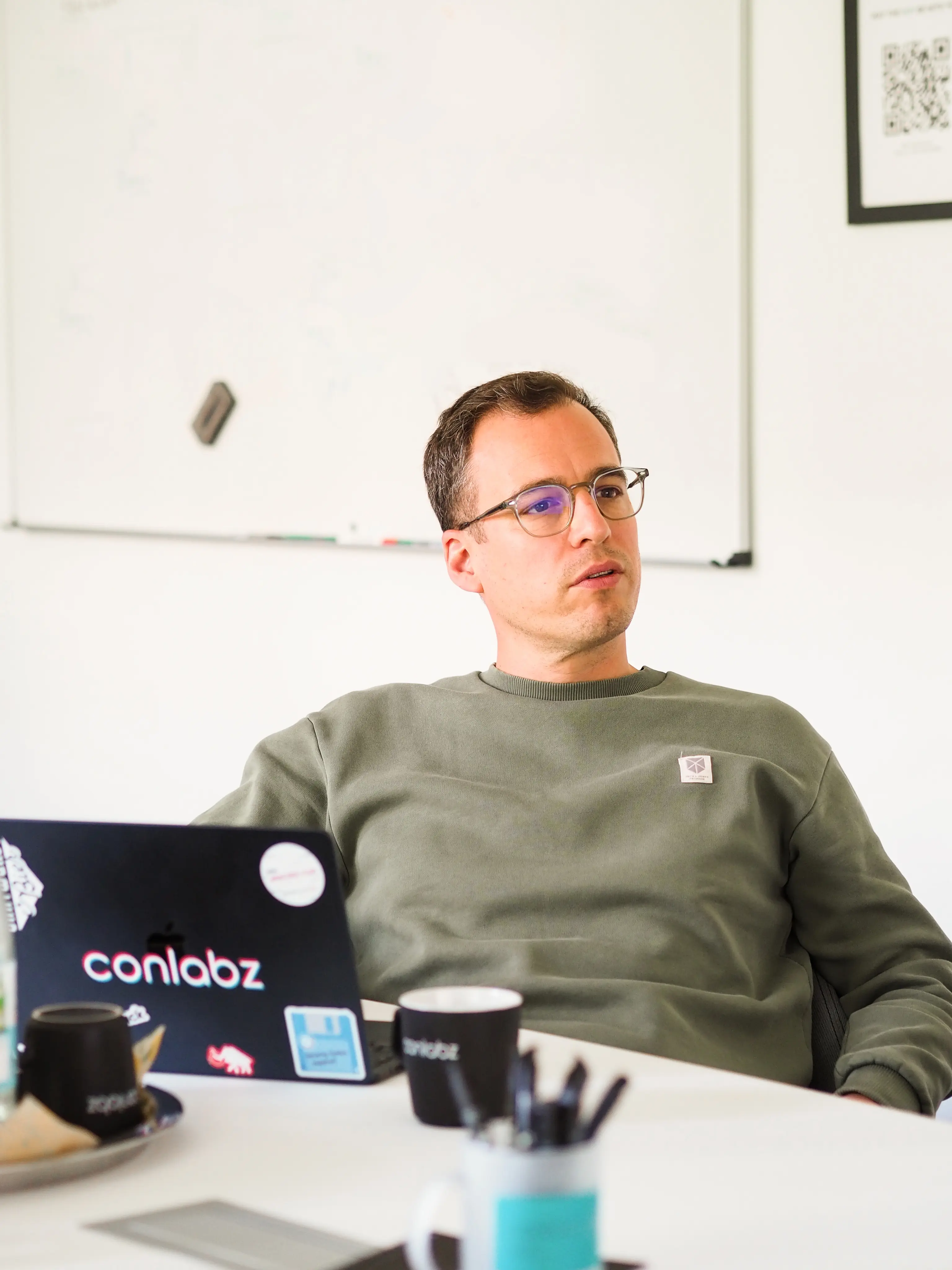 Mann am Schreibtisch mit Conlabz-Laptop im Büro