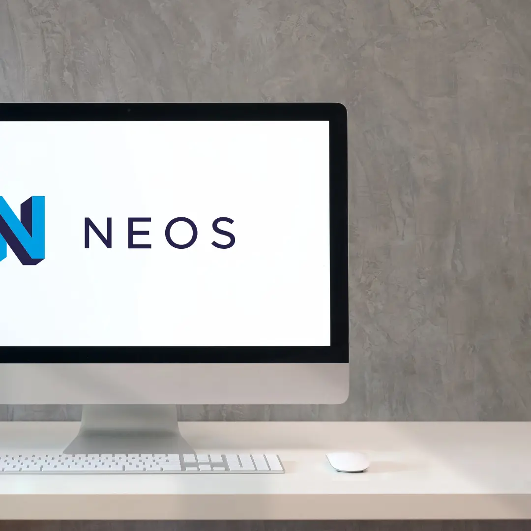 Computerbildschirm zeigt das Logo des Content-Management-Systems NEOS