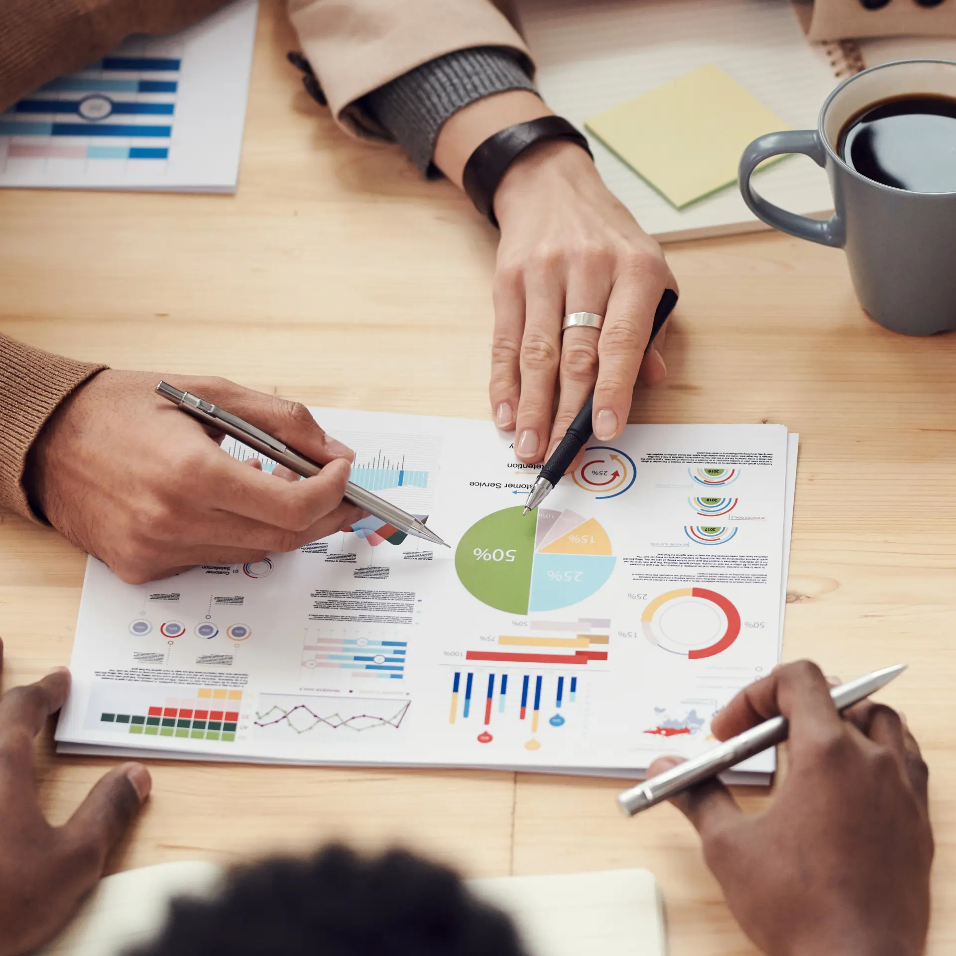 Abstrakte Darstellung von Datengrafiken und Diagrammen als Symbol für Unternehmensberatung