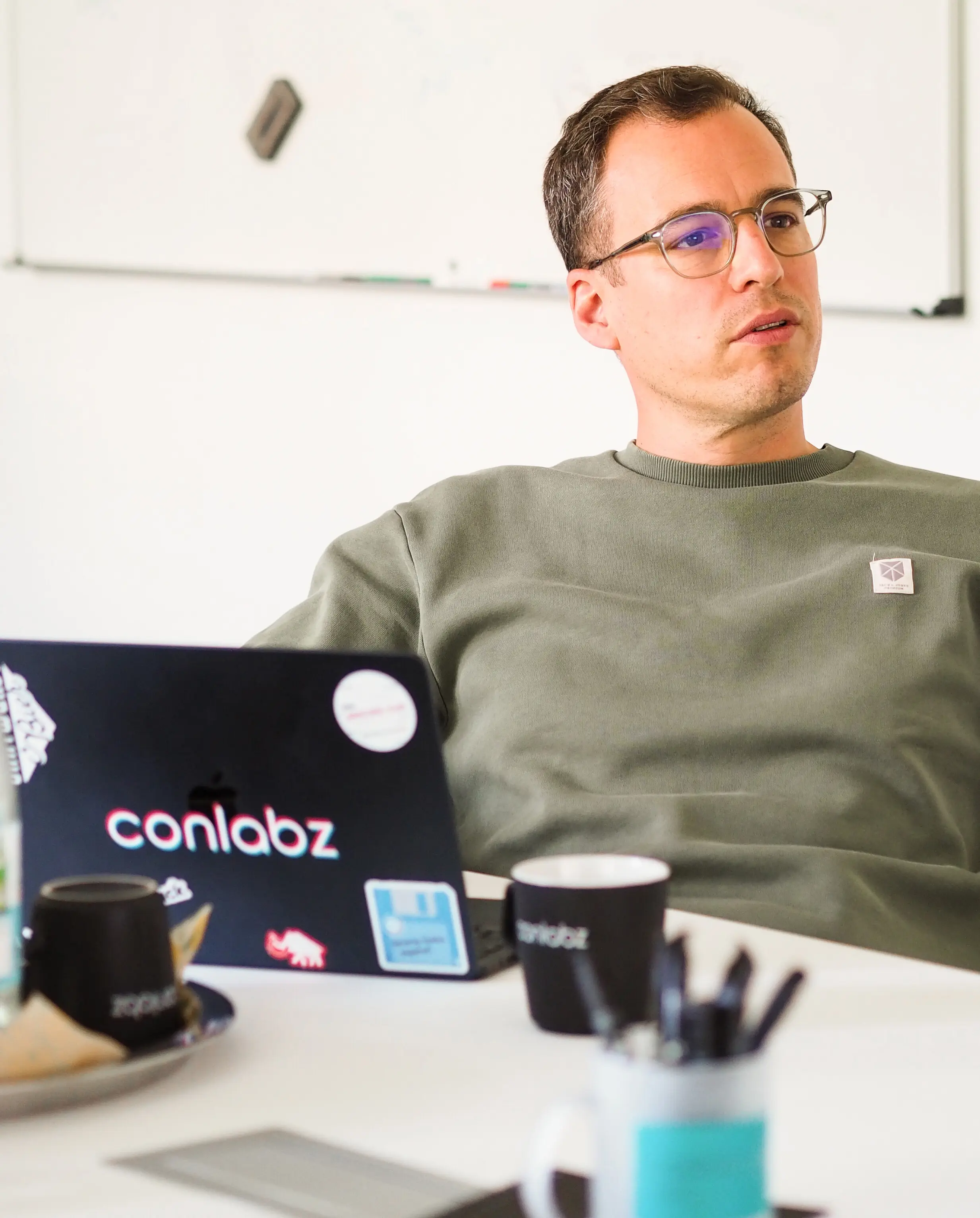 Mann am Schreibtisch mit Conlabz-Laptop im Büro