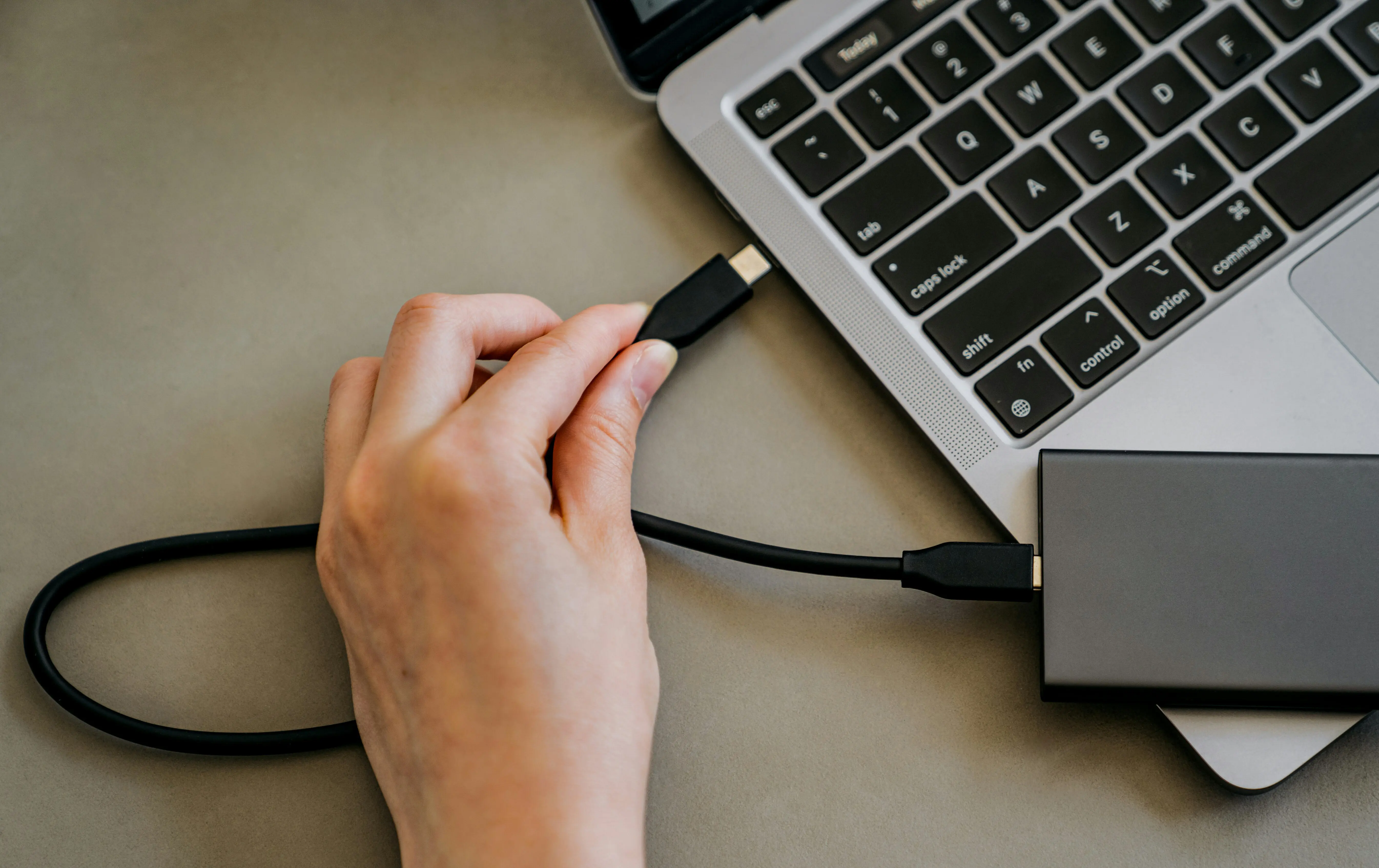 Externe Festplatte am Laptop: Datensicherung nach der 3-2-1-1-0-Regel