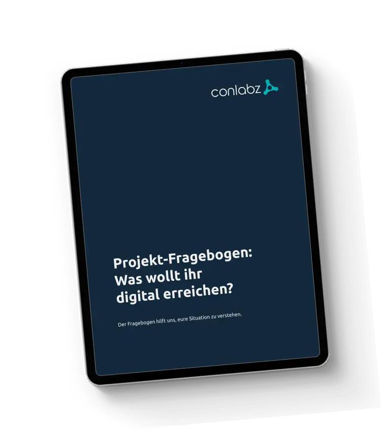 Tablet mit dunkelblauem Bildschirm zeigt Text 'Projekt-Fragebogen: Was wollt ihr digital erreichen?' und Logo 'conlabz'