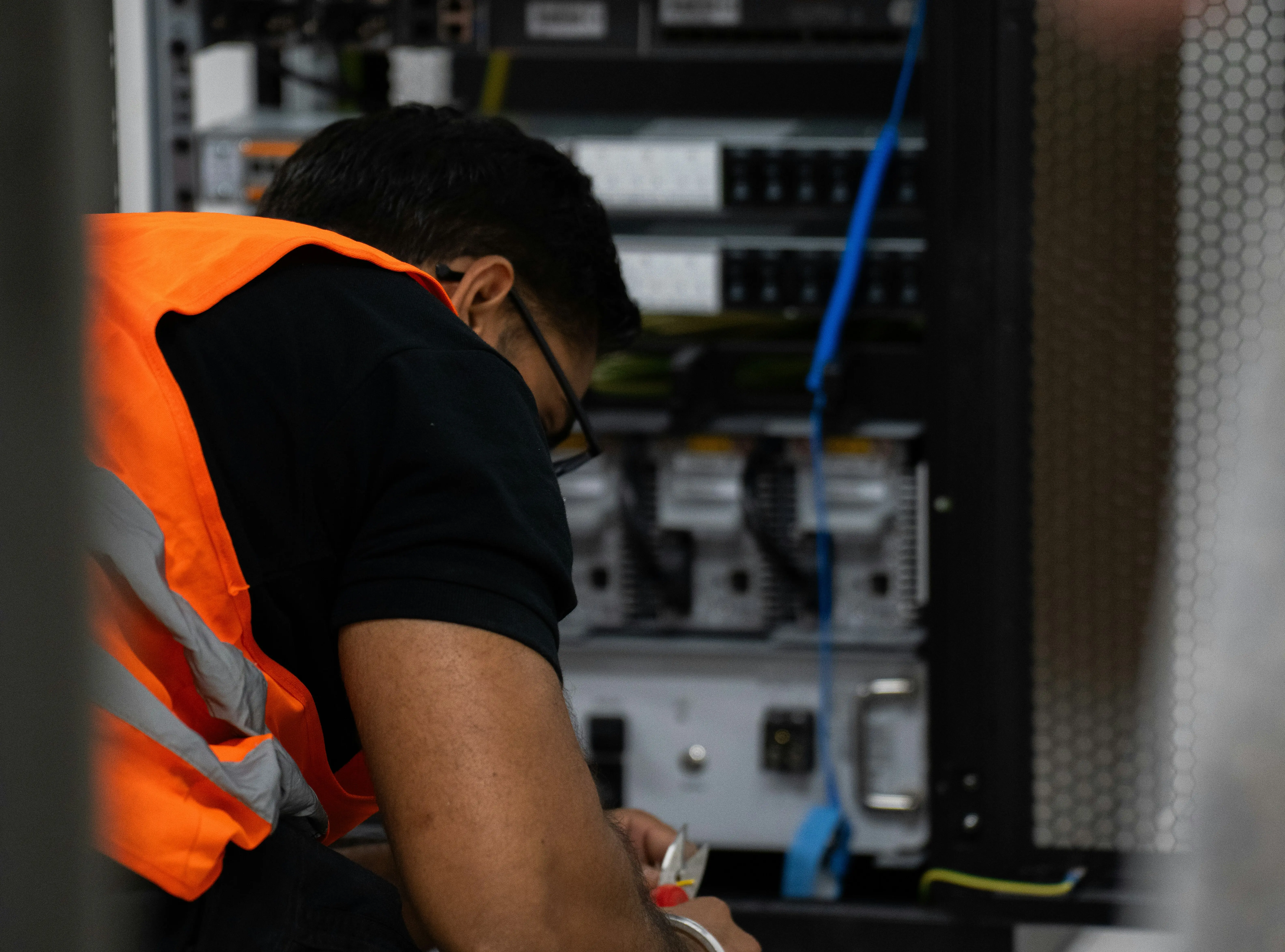 Techniker arbeitet an einem Serverschrank im Rechenzentrum: Datensicherung nach der 3-2-1-1-0-Regel